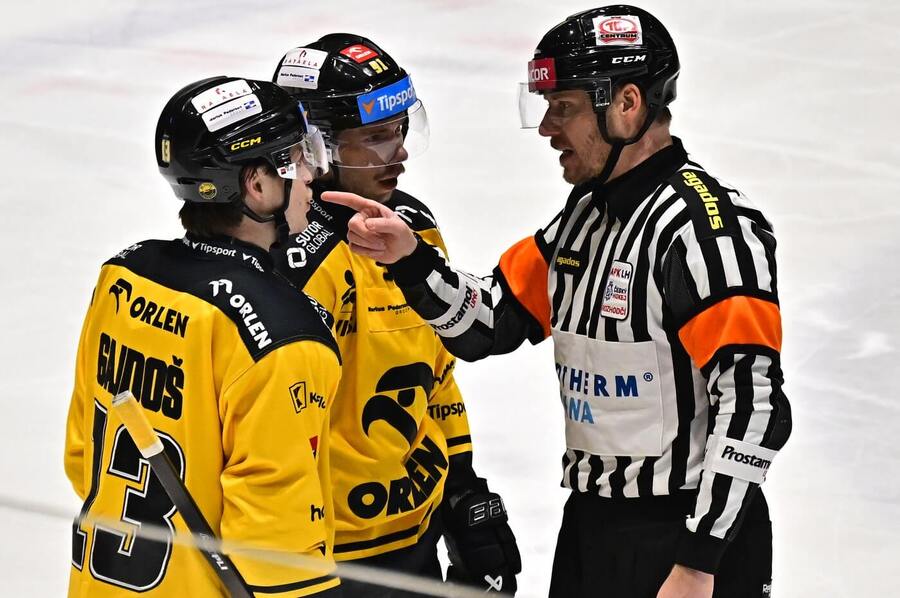 Hokejisté Litvínova František Gajdoš a Matúš Sukeľ v nedělním utkání proti Třinci, dnes je ve 26. kole Tipsport ELH hostí Kladno