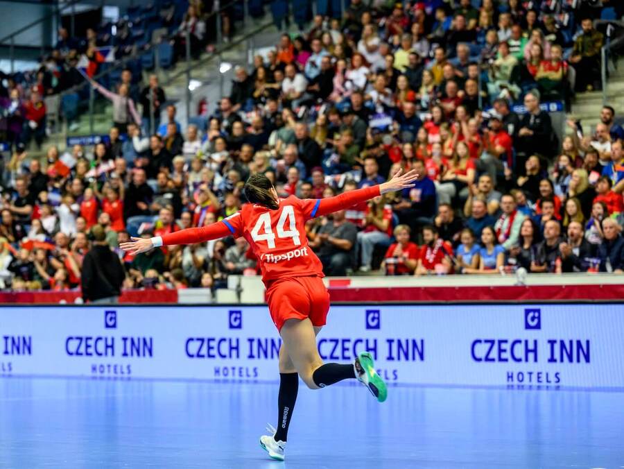 Dominika Zachová oslavuje gól v kvalifikačním utkání na MS v házené žen 2025 proti Ukrajině