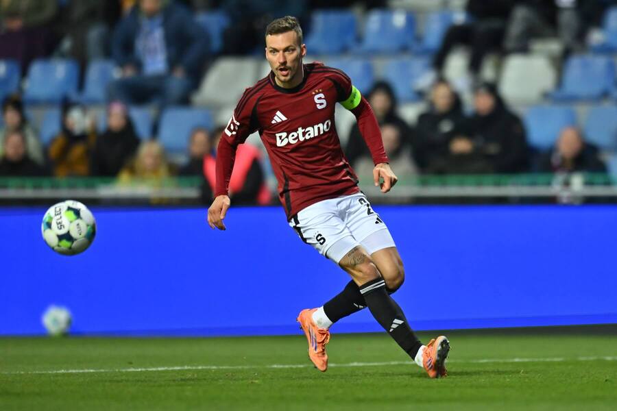 Sparta o víkendu vyhrála 2:1 v Mladé Boleslavi, na fotce kapitán ACS Lukáš Haraslín