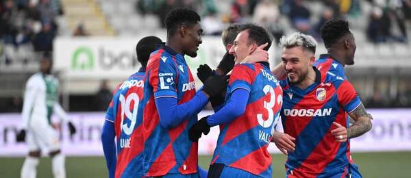 Radost fotbalistů Plzně po vstřeleném gólu v Jablonci