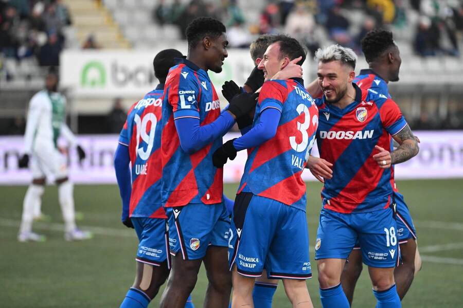 Radost fotbalistů Plzně po vstřeleném gólu v Jablonci