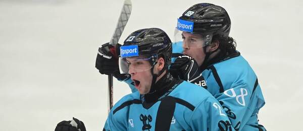 Vít Jiskra a David Šilhan ve speciálních dresech oslavují úterní gól Karlových Varů, dnes je na programu 27. kolo extraligy