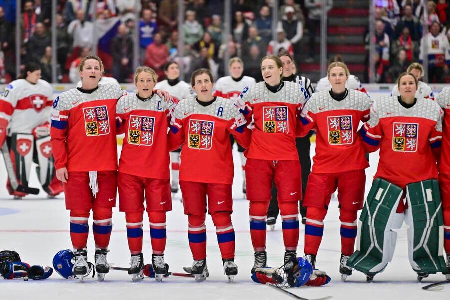 České hokejové reprezentantky po vítězném zápase na MS žen v ledním hokeji - Češky hrají také na ZOH 2026 v Miláně