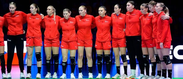 Fotka českého národního týmu před startem prvního zápasu na MS v házené žen 2025 proti Švédsku