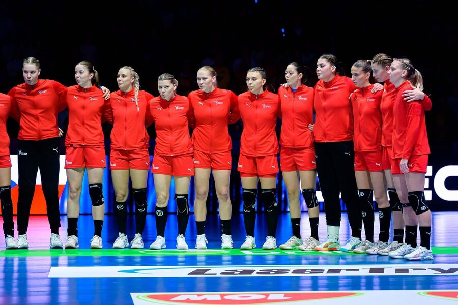 Fotka českého národního týmu před startem prvního zápasu na MS v házené žen 2025 proti Švédsku
