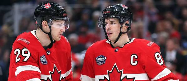 Hokejisté Kanady Nathan MacKinnon a Sidney Crosby během Turnaje 4 zemí