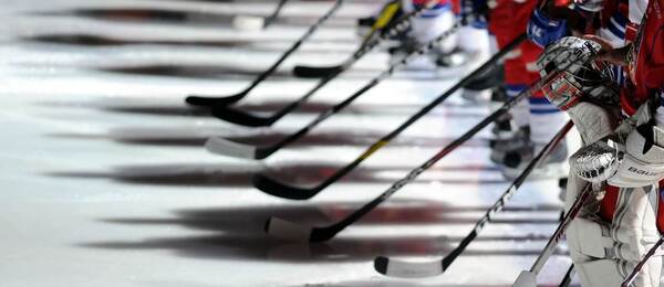 Hráči klepou hokejkami o led