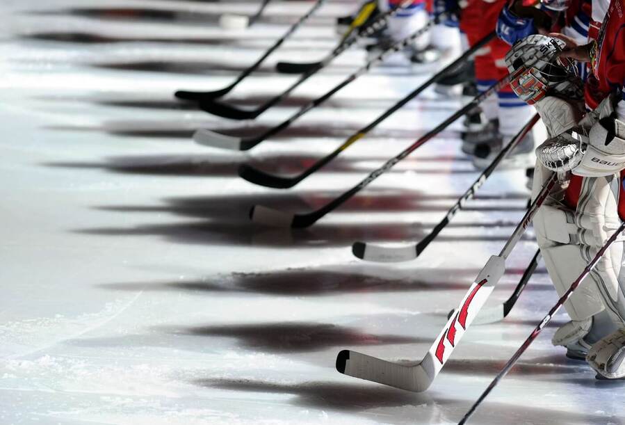 Hráči klepou hokejkami o&nbsp;led