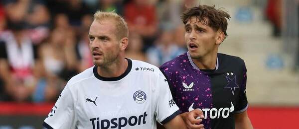 Zleva na snímku Vlastimil Daníček ze Slovácka a Mojmír Chytil v dresu Slavie Praha