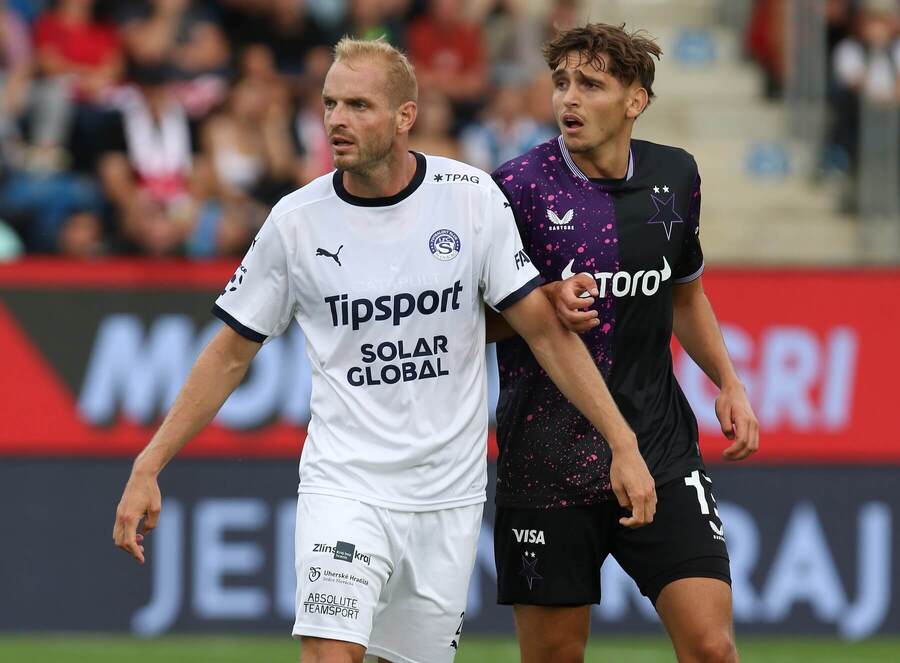 Zleva na snímku Vlastimil Daníček ze Slovácka a Mojmír Chytil v dresu Slavie Praha