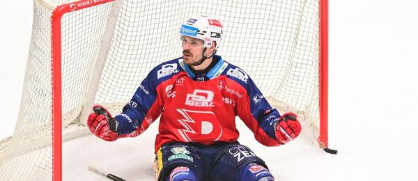 Miloš Kelemen ve vítězném pátečním zápase Pardubic proti Hradci Králové, dnes je na programu 28. kolo Tipsport extraligy