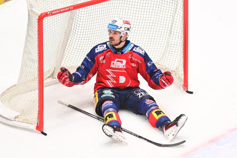 Miloš Kelemen ve vítězném pátečním zápase Pardubic proti Hradci Králové, dnes je na programu 28. kolo Tipsport extraligy