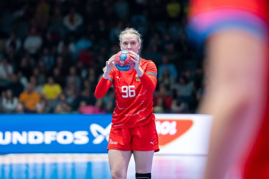 Česká reprezentantka Charlotte Cholevová s míčem, fotka z úvodního duelu českého týmu na MS v házené 2025 proti Švédsku