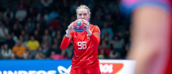 Česká reprezentantka Charlotte Cholevová s míčem, fotka z úvodního duelu českého týmu na MS v házené 2025 proti Švédsku