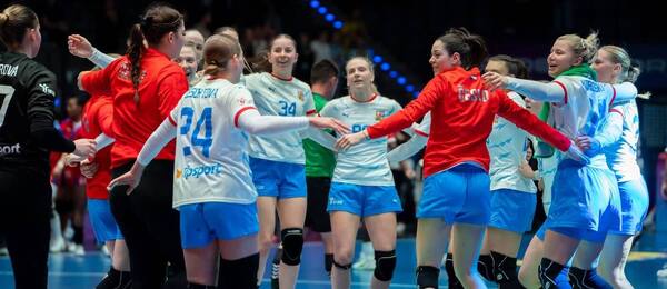 České házenkářky oslavují výhru v zápase proti Kubě