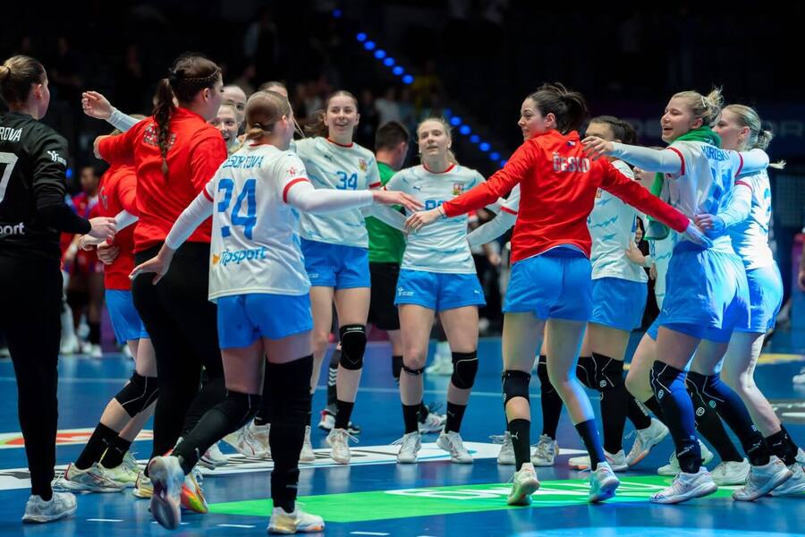 České házenkářky oslavují výhru v zápase proti Kubě