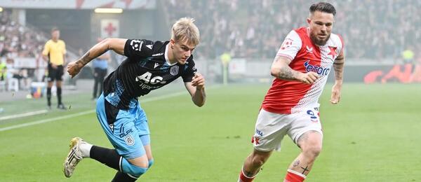 4. kolo CHL 2025/26: Teplický záložník Matej Riznič (vlevo) bojuje o míč s Vasilem Kušejem ze Slavie