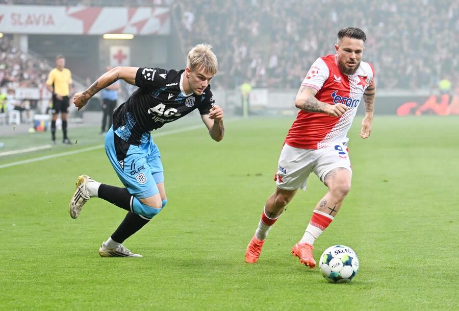 4. kolo CHL 2025/26: Teplický záložník Matej Riznič (vlevo) bojuje o míč s Vasilem Kušejem ze Slavie