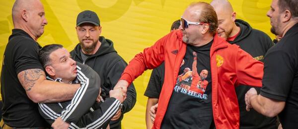 Snejks Měsíček se snaží napadnou Kobru Kuťku na tiskové konference k turnaji Clash MMA 14