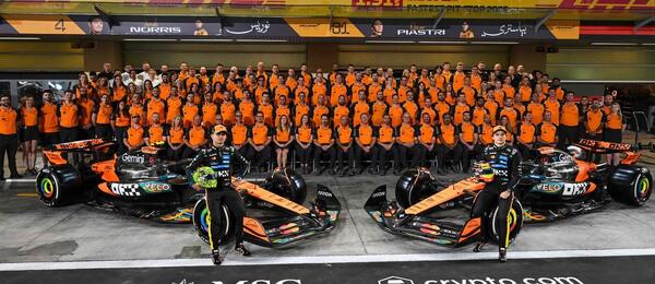 Tým F1 McLaren pózuje na společné fotce před Velkou cenou Abu Dhabi 2025