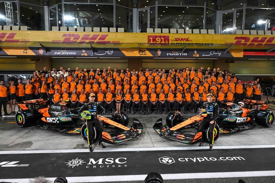Tým F1 McLaren pózuje na společné fotce před Velkou cenou Abu Dhabi 2025
