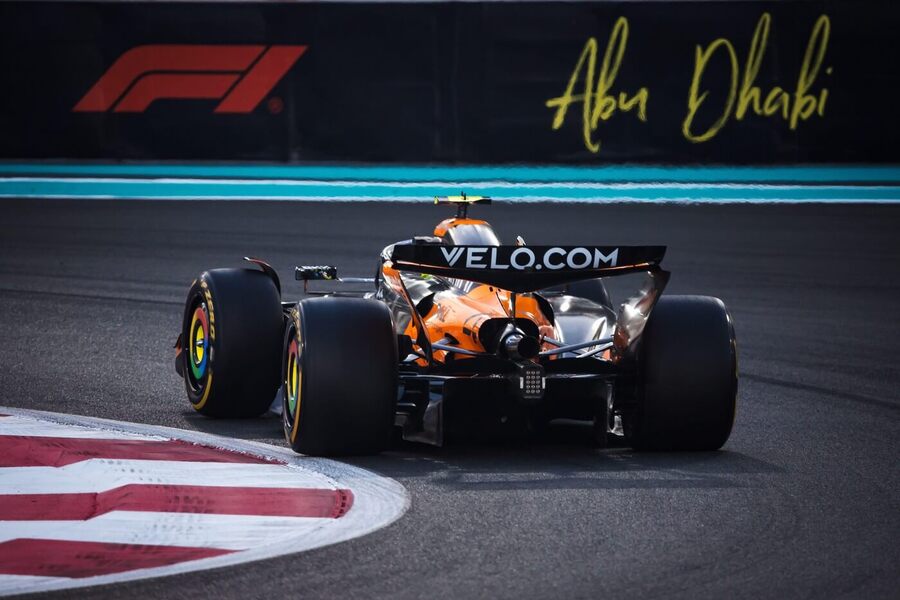 Lando Norris během tréninku na VC Abú Dhabí F1