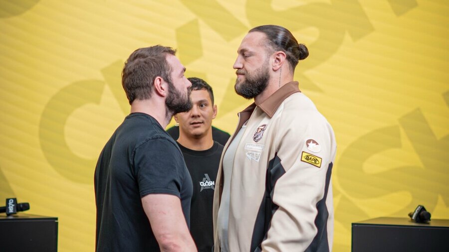 Pohled z očí do očí mezi Karlosem Bendou (vlevo) a Jakubem Enžlem před turnajem Clash 14