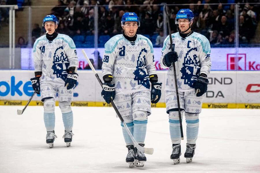 Hokejisté Kladna do pátečního zápasu nastoupili ve speciálních dresech, dnes program ELH pokračuje 30. kolem