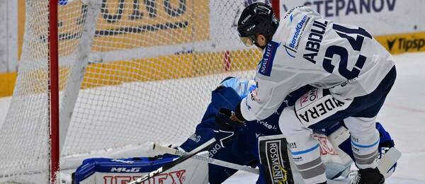 Extraligový zápas Kometa vs. Vítkovice, zakončuje vítkovický forvard Jindřich Abdul