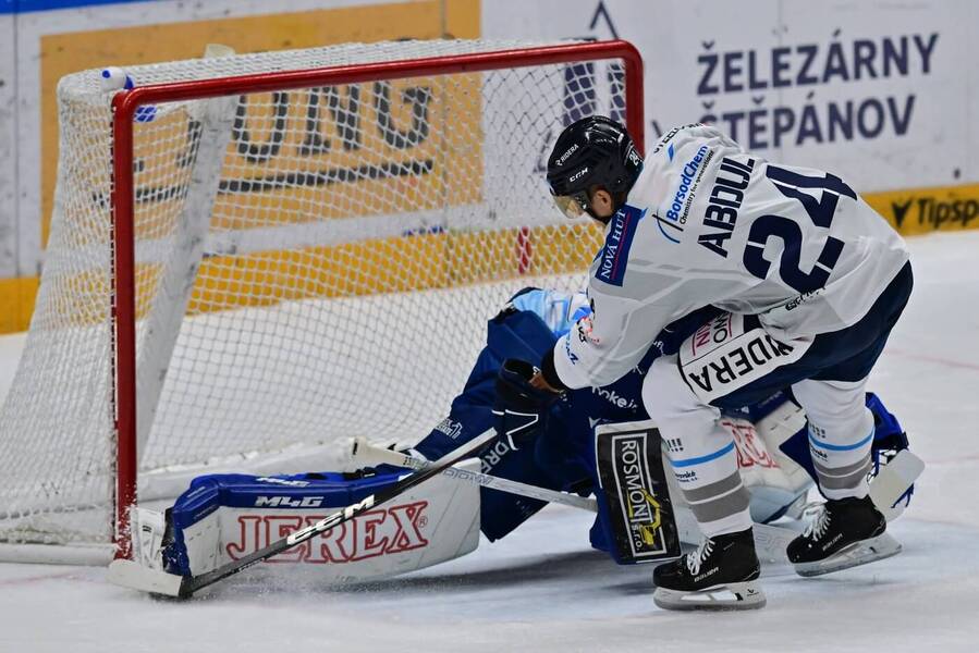 Extraligový zápas Kometa vs. Vítkovice, zakončuje vítkovický forvard Jindřich Abdul