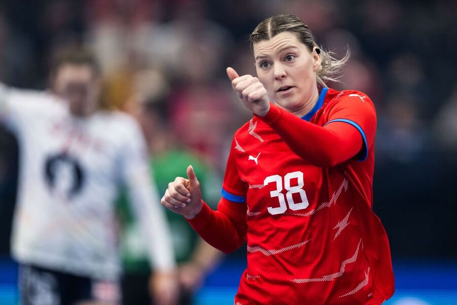 Česká házenkářka Anna Franková v zápase proti Norsku