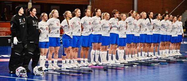 České florbalistky zpívají hymny, fotka ze zápasu proti Lotyšsku na MS ve florbale žen 2025