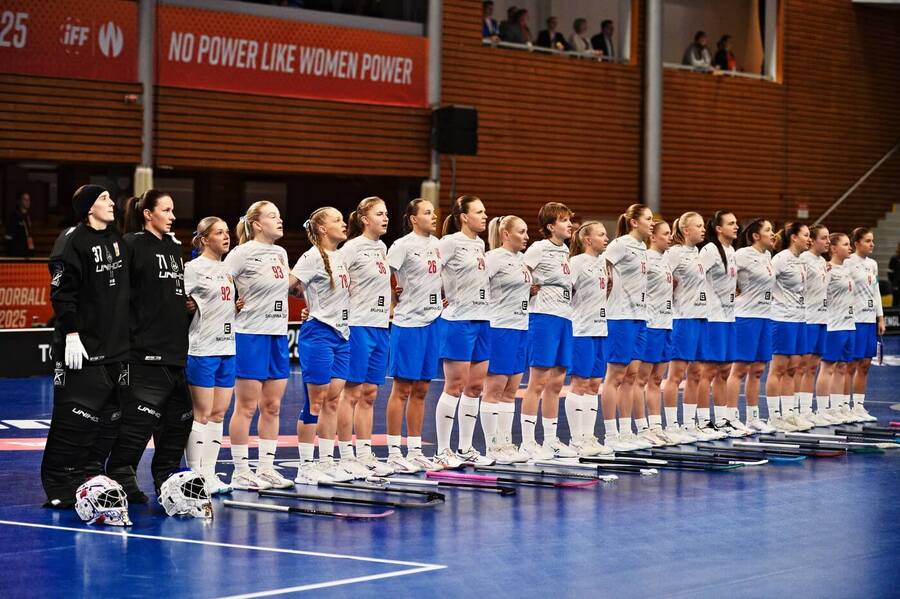 České florbalistky zpívají hymny, fotka ze zápasu proti Lotyšsku na MS ve florbale žen 2025