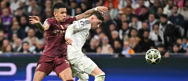 Zleva Savinho z Manchesteru City a Federico Valverde z Realu v únorovém vzájemném duelu