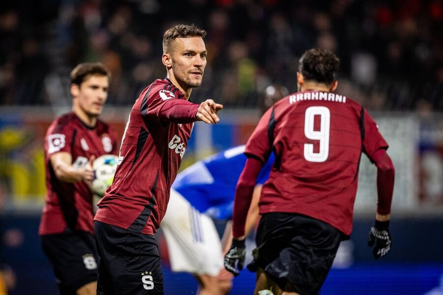 Fotbalisté Sparty se radují z gólu, zápas 18. kola Chance Ligy 2025–26
