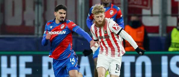 Merchas Doski z Plzně (vlevo) v souboji s Janem-Niklasem Bestem z Freiburgu v utkání Evropské ligy