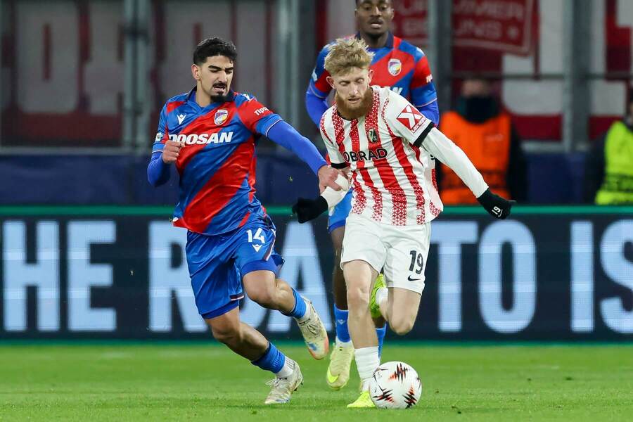 Merchas Doski z Plzně (vlevo) v souboji s Janem-Niklasem Bestem z Freiburgu v utkání Evropské ligy