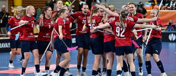 Český florbalový tým oslavuje výhru nad Švýcarskem, fotka z MS ve florbale žen 2025