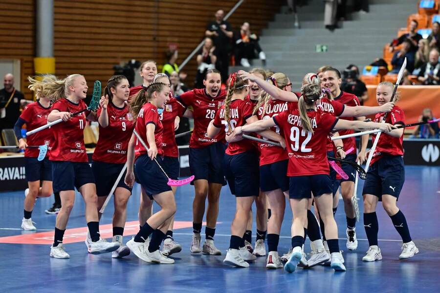Český florbalový tým oslavuje výhru nad Švýcarskem, fotka z MS ve florbale žen 2025