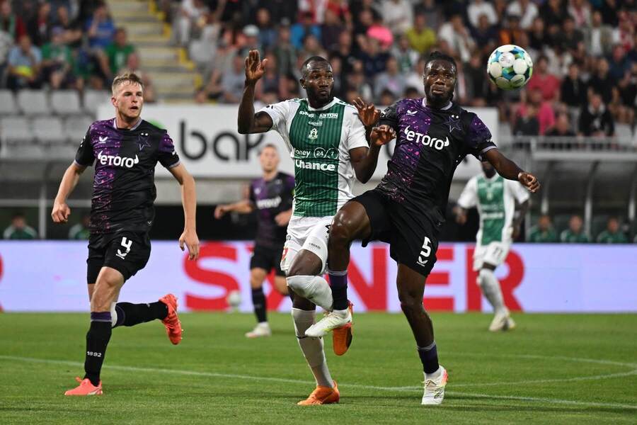 5. kolo Chance Ligy 2025/26: Na fotce zleva obránce Slavie David Zima, jablonecký útočník Lamin Jawo a&nbsp;Igoh Ogbu, slávistický bek