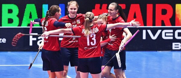 České florbalistky oslavují gól, fotka ze čtvrtfinále Česko vs. Norsko na MS ve florbale žen 2025