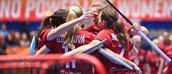 Radost českých florbalistek, fotka ze zápasu play off na MS ve florbale žen 2025 (Ostrava)