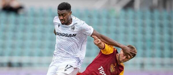 5. kolo Chance Ligy 2025/26: Na fotce zleva Rafiu Durosinmi z Plzně a obránce Dukly Eric Hunal