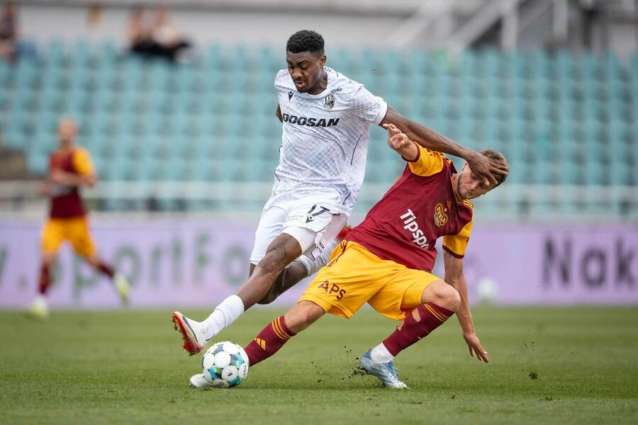 5. kolo Chance Ligy 2025/26: Na fotce zleva Rafiu Durosinmi z Plzně a obránce Dukly Eric Hunal