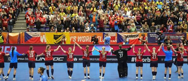 České florbalistky oslavují postup do finále na domácím MS 2025, fotka ze semifinále proti Finsku