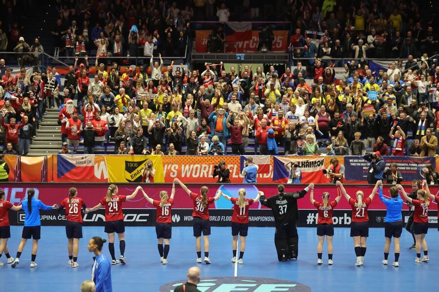 České florbalistky oslavují postup do finále na domácím MS 2025, fotka ze semifinále proti Finsku