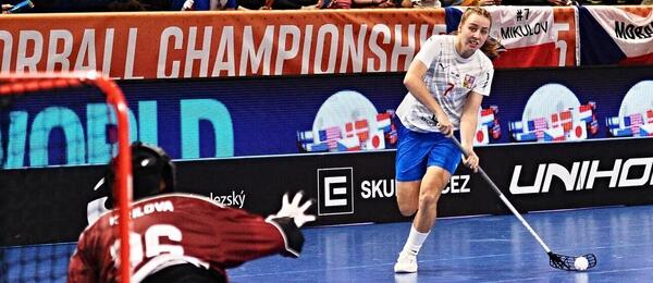 Florbalistky Kristine Kirilovová a Anna Brucháčková v zápase MS ve florbale žen v Česku.