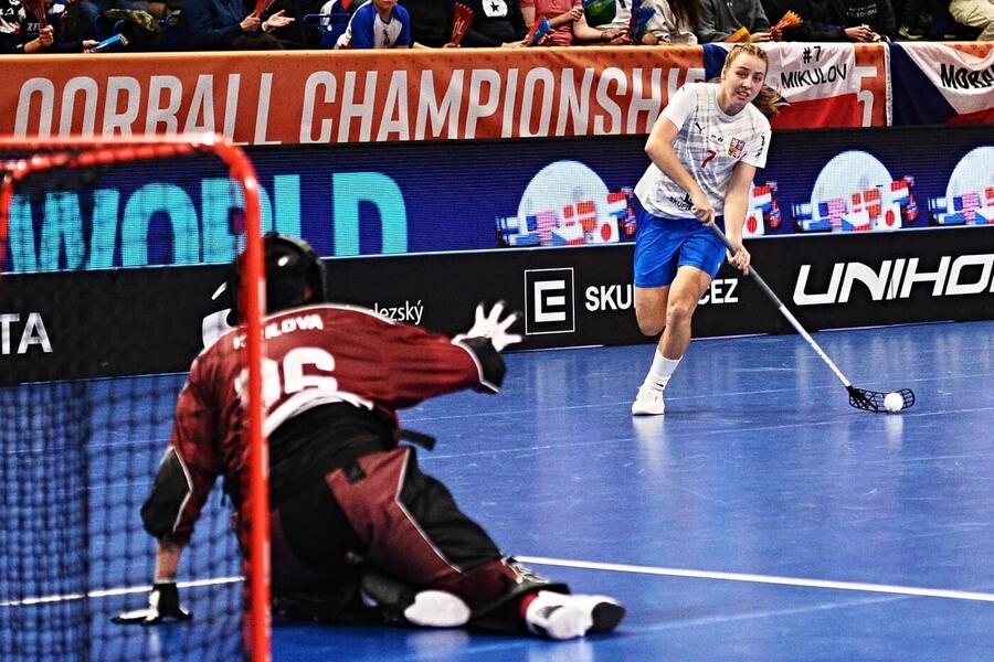 Florbalistky Kristine Kirilovová a Anna Brucháčková v zápase MS ve florbale žen v Česku.