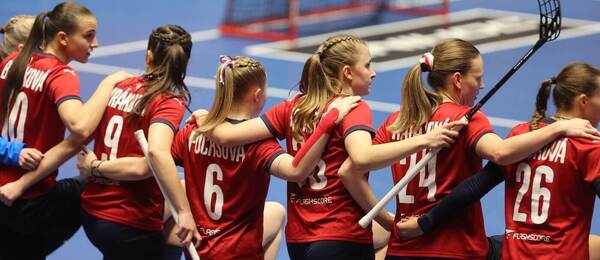 České florbalistky se drží kolem ramen, fotka ze semifinálového utkání Česko vs. Finsko na MS ve florbale žen 2025