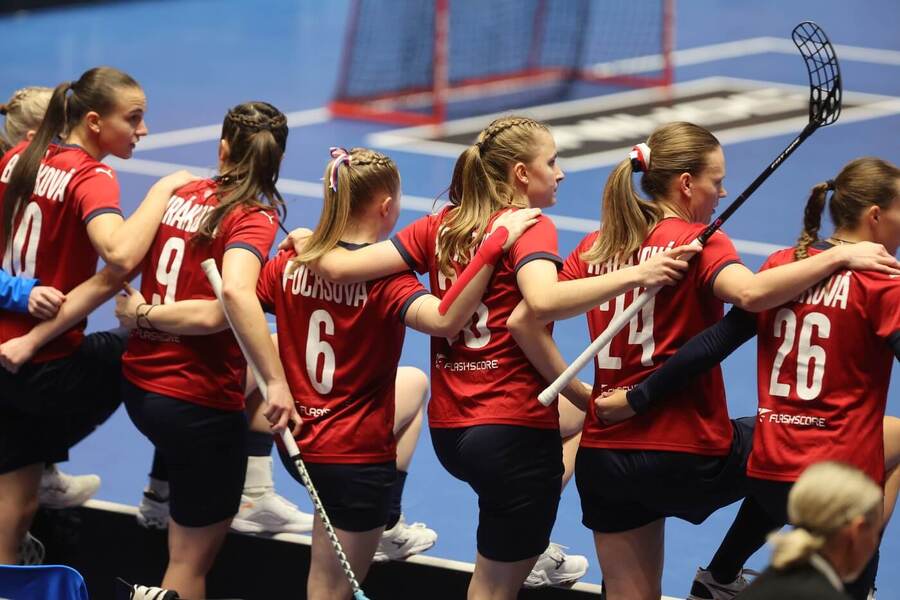 České florbalistky se drží kolem ramen, fotka ze semifinálového utkání Česko vs. Finsko na MS ve florbale žen 2025
